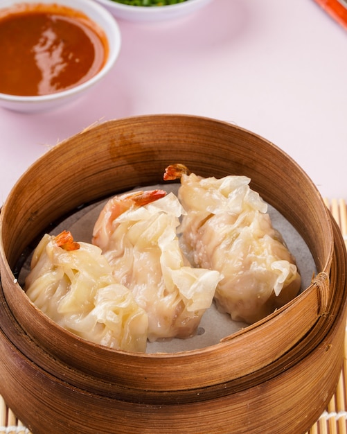 Dimsum chinês sortido em cesta de bambu