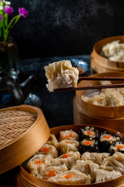 Dimsum chinês sortido em cesta de bambu