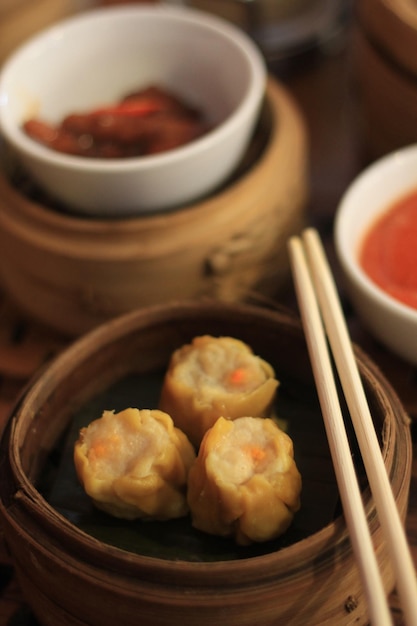 Dimsum chinesisches Essen mit Siomay und asiatischem Essen Hintergrund