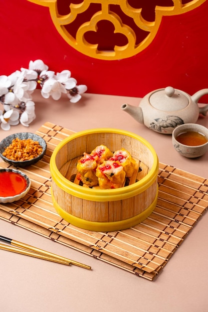 Foto dimsum chino al vapor en recipientes de bambú cocina tradicional