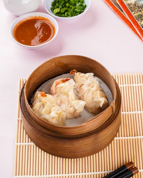 Dimsum chino surtido en cesta de bambú