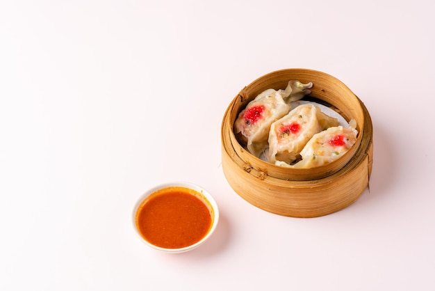 Dimsum chino surtido en cesta de bambú