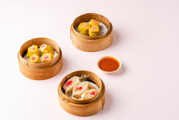 Dimsum chino surtido en cesta de bambú