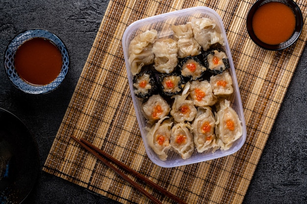 Dimsum chino surtido en cesta de bambú