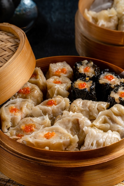 Dimsum chino surtido en cesta de bambú