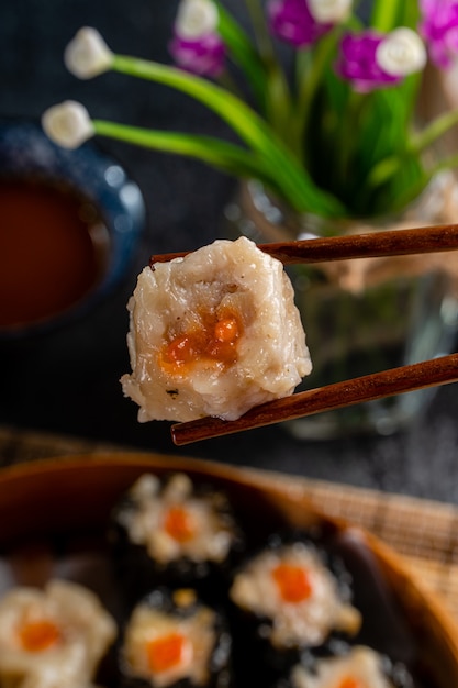 Dimsum chino surtido en cesta de bambú