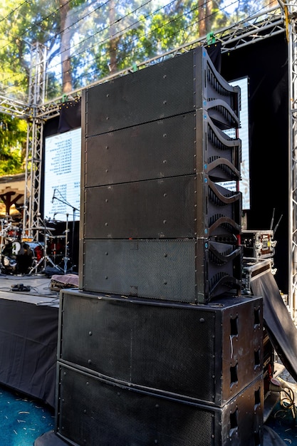 Grandes Altavoces De Bocina Concierto En Una Fila Semi Círculo