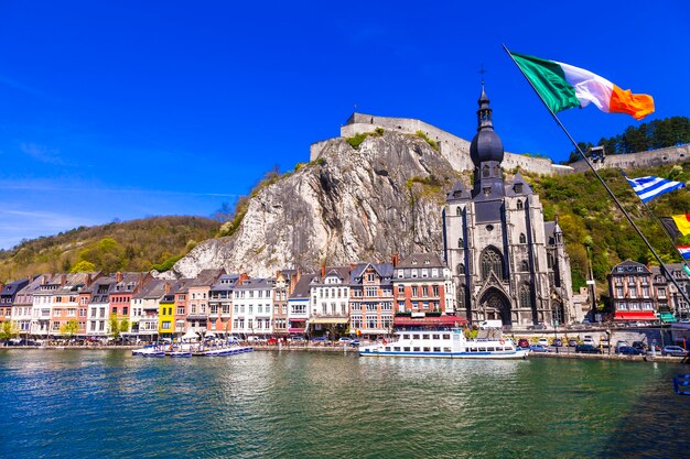 Dinant pictórica sobre el río Mosa en Bélgica