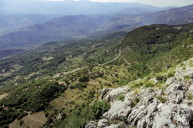 Dinarische Berge. schöne Aussicht auf die Berge im Sommer, Montenegro