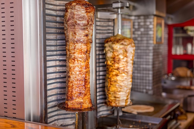 Diner kebab en asador vertical giratorio. Comida callejera, concepto de comida rápida, merienda sabrosa