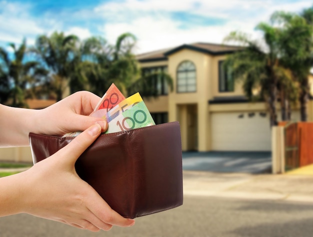 Foto dinero australiano en la billetera en el fondo de bienes raíces