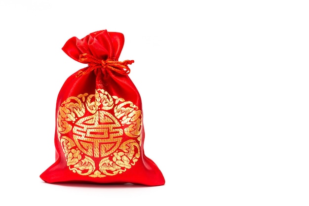 Dinero en bolsa roja para el año nuevo chino sobre fondo blanco.