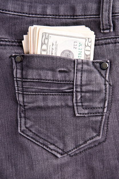 Dinero en el bolsillo de los jeans Dólares Billetes de veinte dólares