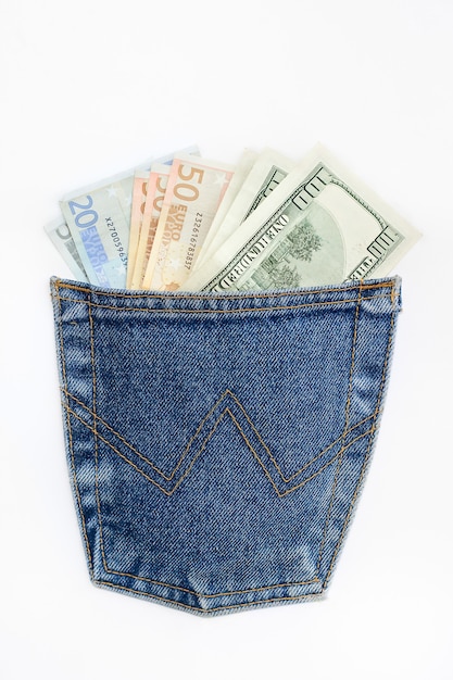 Dinero en el bolsillo de los jeans