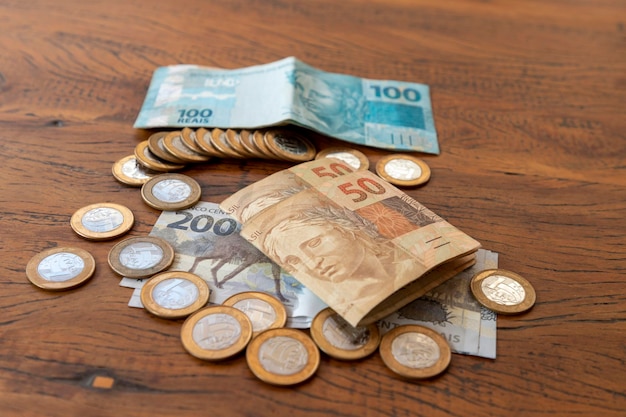 Dinero brasileño en billetes y monedas sobre la mesa
