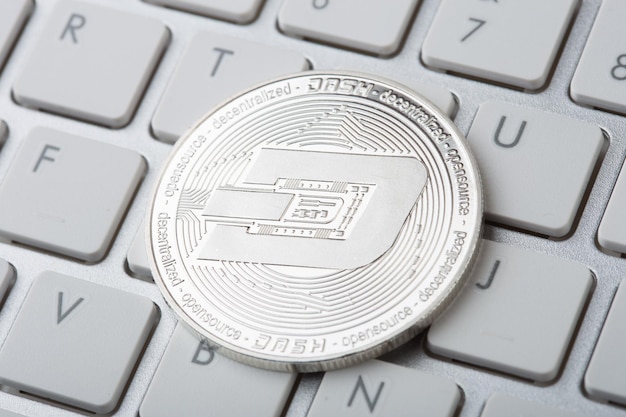 Dinero Coin Crypto Currency hautnah auf der Computertastatur