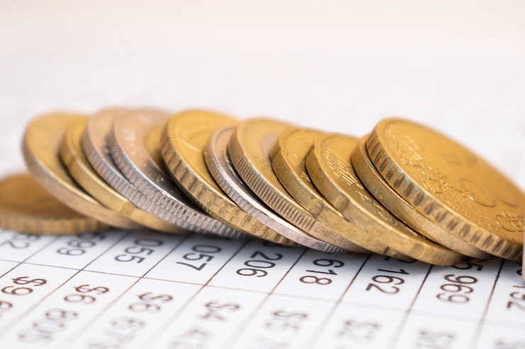 Foto dinero en concepto de crecimiento del mercado financiero y empresarial, hay monedas de dinero para apilar monedas.