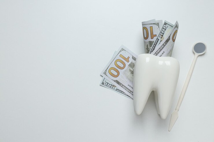 Dinero de dientes decorativos en el espacio de fondo blanco para texto