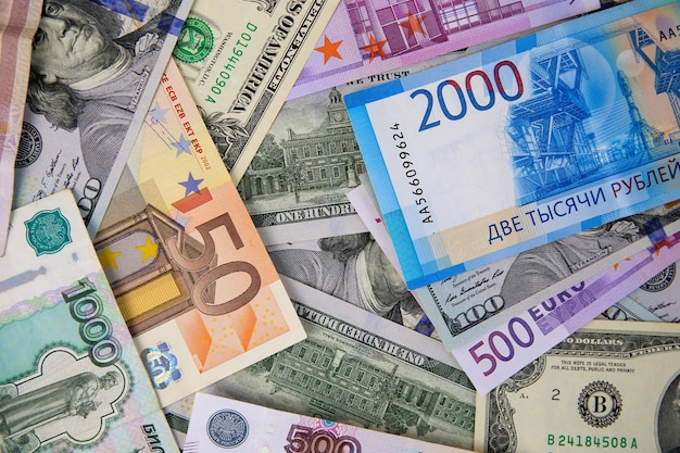 Dinero de diferentes países dólares euros rublos Vista superior