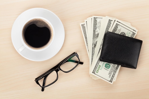 Dinero en efectivo vasos y taza de café