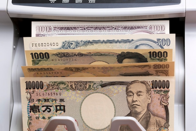 Dinero japonés en una máquina de contar