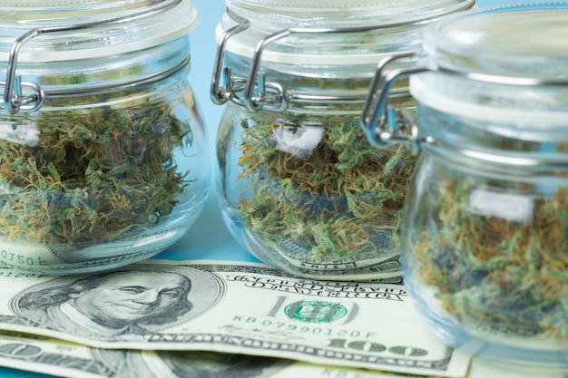Dinero y marihuana Concepto de industria de negocios de cannabis Tienda legal de malezas