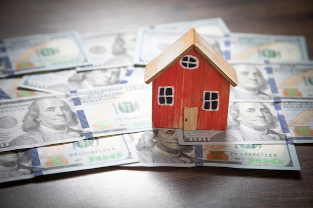 Dinero con modelo de casa Negocios Inmobiliarios