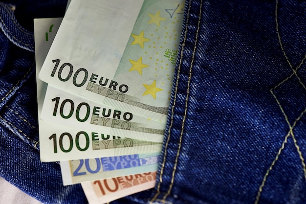 Dinero en moneda euro en el bolsillo listo para viajes y compras
