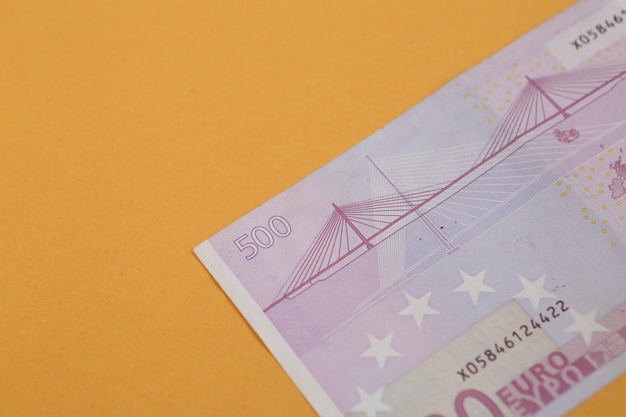 Dinero en moneda europea billetes en euros