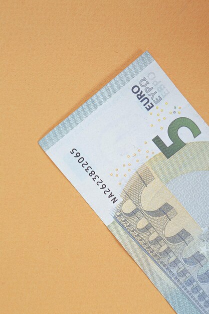 Dinero en moneda europea billetes en euros