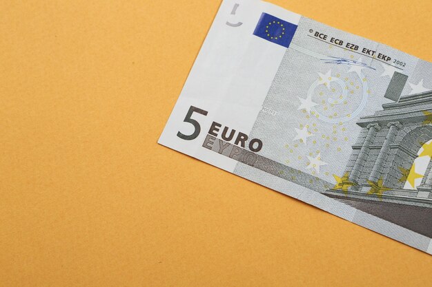 Dinero en moneda europea billetes en euros