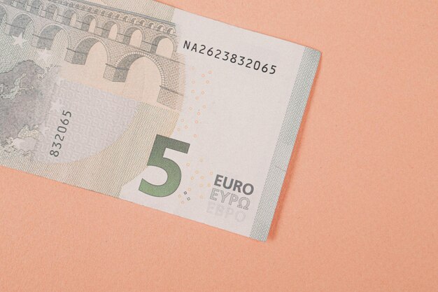 Dinero en moneda europea billetes en euros