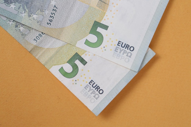 Dinero en moneda europea billetes en euros