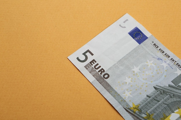 Dinero en moneda europea billetes en euros