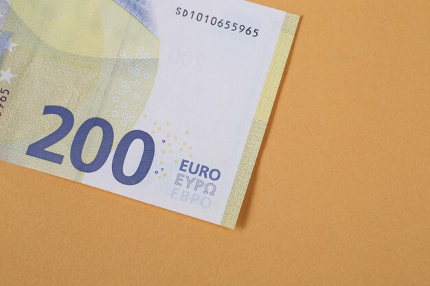 Dinero en moneda europea billetes en euros