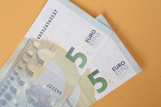 Dinero en moneda europea billetes en euros