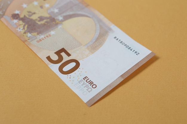 Dinero en moneda europea billetes en euros