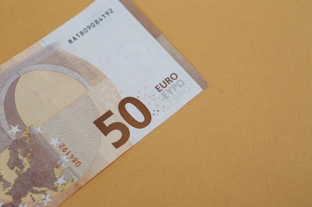 Dinero en moneda europea billetes en euros