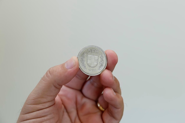 Foto dinero de la moneda suiza cinco francos suizos