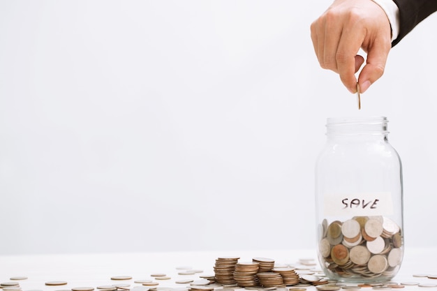 Dinero monedas apiladas con casa de fondo