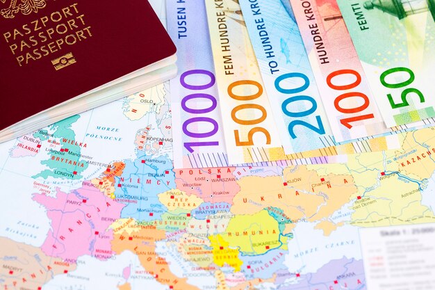 Dinero noruego con pasaporte en la superficie del mapa