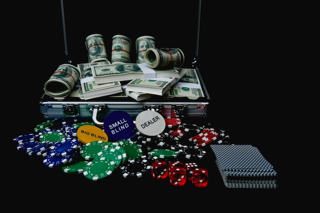 Dinero de papel y fichas de juego contra un fondo negro