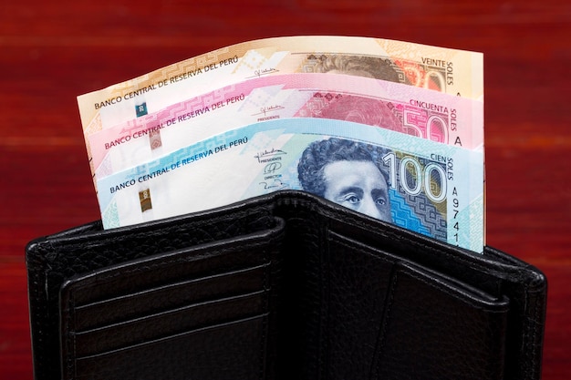 Dinero peruano en la billetera negra