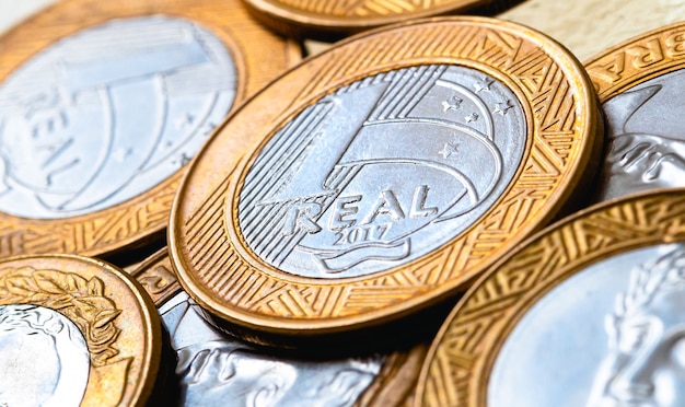 dinero real brl de Brasil monedas brasileñas en primer plano