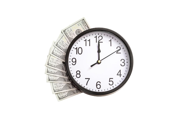 Dinero bajo el reloj aislado en blanco. El tiempo es concepto de dinero.