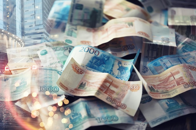 Dinero ruso Diferentes denominaciones de billetes Concepto financiero Ciudad de doble exposición