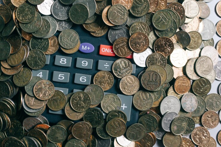 Foto dinero ruso, monedas y billetes.