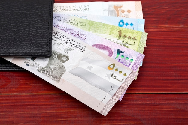 Dinero sirio en una billetera negra
