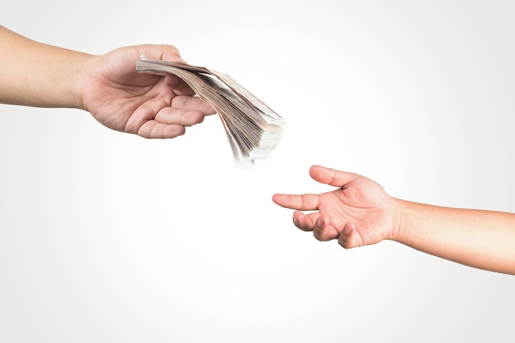 Foto el dinero de tailandia en la mano, aislar
