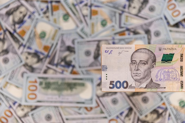 Dinero de Ucrania Pila de billetes de hryvnia ucranianos en manos Hryvnia 500